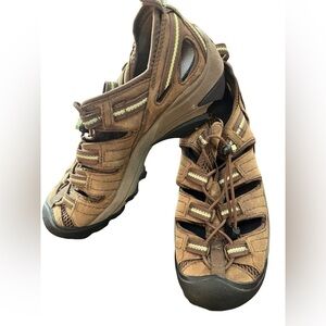 KEEN Mens travel and walking shoe